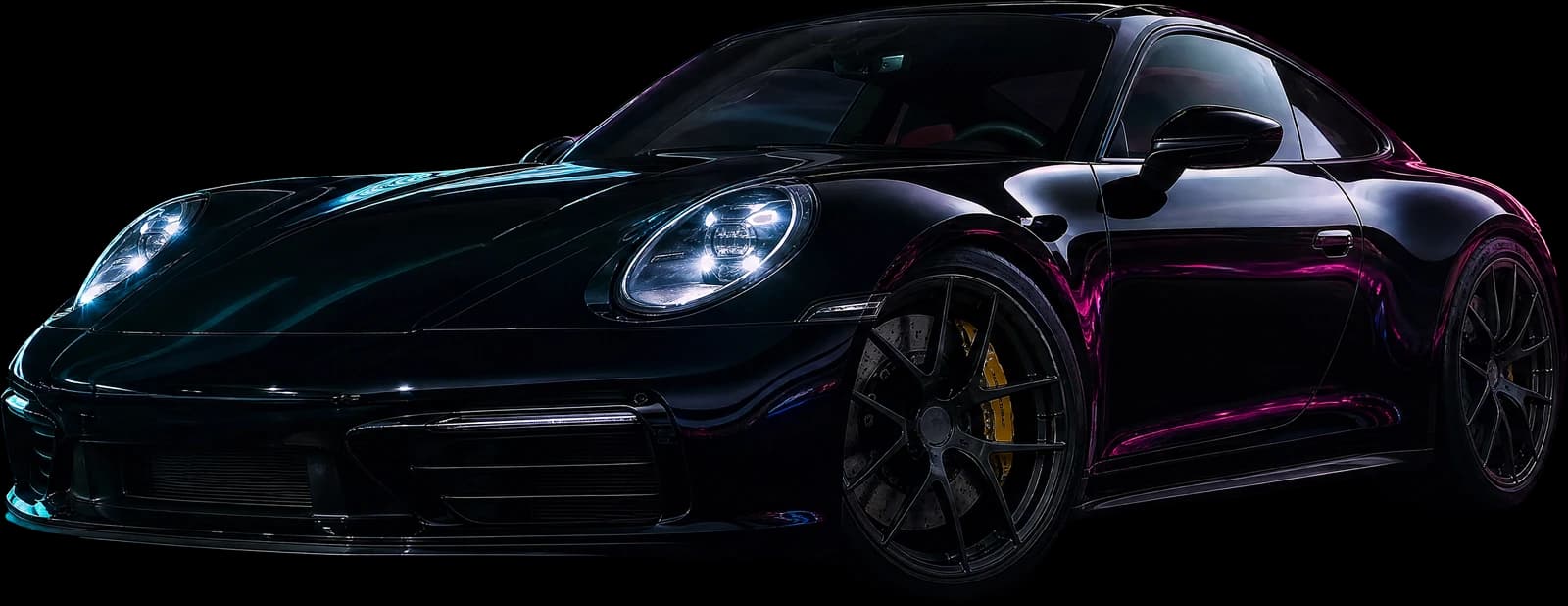 Freigestellter schwarzer Sportwagen mit Türkis- und Magenta-Lichtkante (KI-Visualisierung)