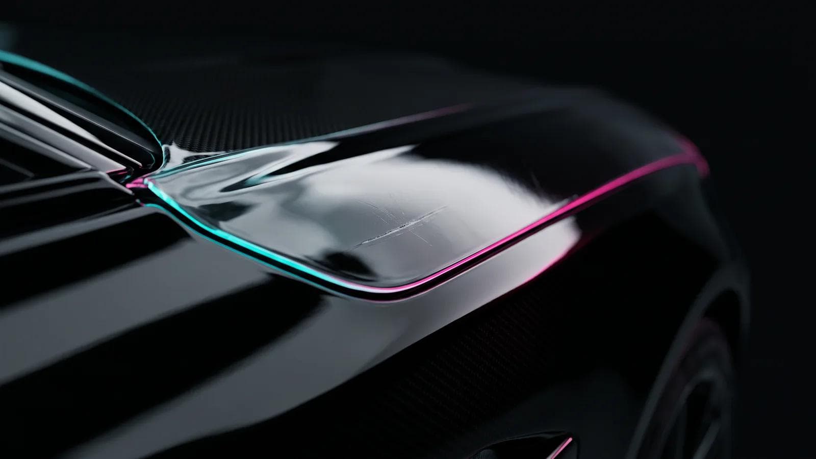 Detailaufnahme einer selbstheilenden, transparenten Lackschutzfolie über glänzend schwarzem Autolack in edlem türkis-magentafarbenem Neonlicht.